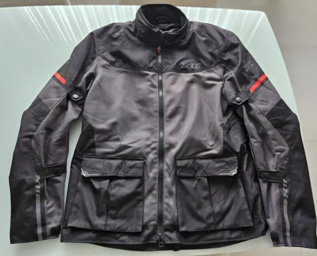 Jaqueta X11 com capa chuva interna 