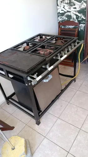 FOGÃO INDUSTRIAL 4 BOCAS COM CHAPA E FORNO