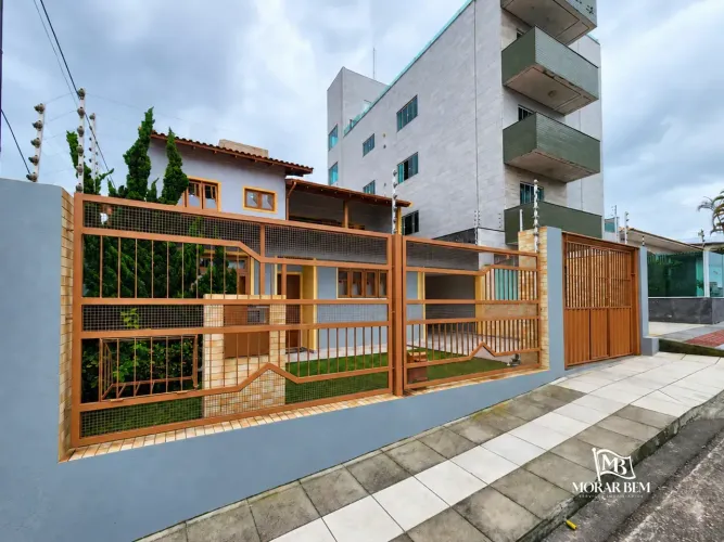 Imóvel para venda possui 275 metros quadrados com 3 quartos em Barreiros - São José - SC