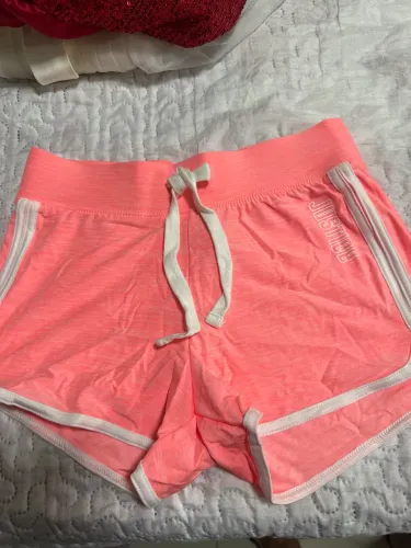 Short, colete jeans e blusa dos EUA