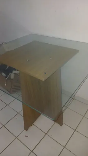 Vendo uma mesa de vidro