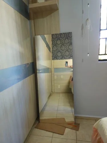 Vendo espelho para parafusar com dimensões de 60x149 cm.