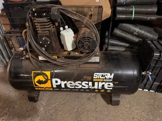 Compressor de ar Pressure Storm 600HP 20 Pés 200L Monofasico 220v + Mesa e Ferramentas