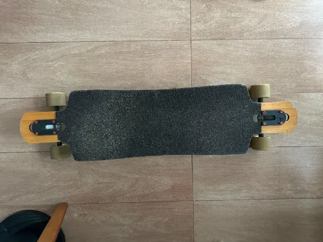 Longboard Drop-Through com Trucks Paris e Rodas Sector Nine