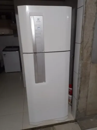 GELADEIRA ELETROLUX FROST FREE GELO SECO USADA COM MARCAS DE USO PORÉM GELANDO