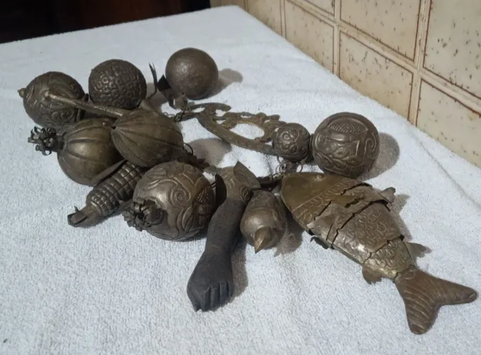 Antiga Penca Balangandã Baiano,de metal,composta por vários amuletos em formatos variados