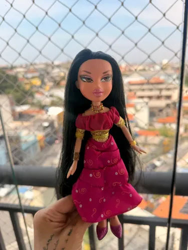 BONECA BRATZ JADE GENIE MAGIC COM LÂMPADA MÁGICA
