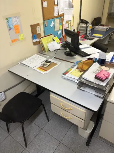 Mesa de Escritório com Gaveteiro