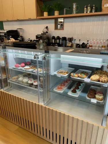 Vitrine Neutra com gaveta caixa inclusa