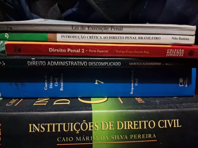 Vendo livros de direto novos e usados-junto ou separados- Retirada rodoviária Saquarema