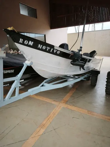 Vendo barco durabolts e motor 25 HP.