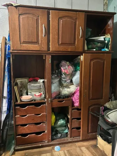 Vendo guarda roupa Angelim por 400 reais entre em contato pra negociar ? *97
