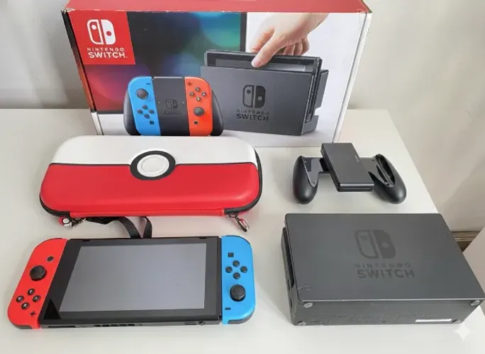 NINTENDO SWITCH - NA CAIXA - EXCELENTE ESTADO - BRINDE CASE DO POKEMON