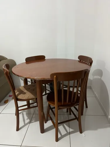 Mesa de jantar de madeira com cadeiras 4 lugares