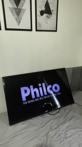 Televisão LED Philco de 40 polegadas, NOVA e com braço articulado