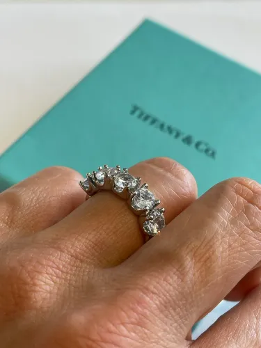Anel meia aliança Eternity 5-stone inspirado Tiffany&Co.