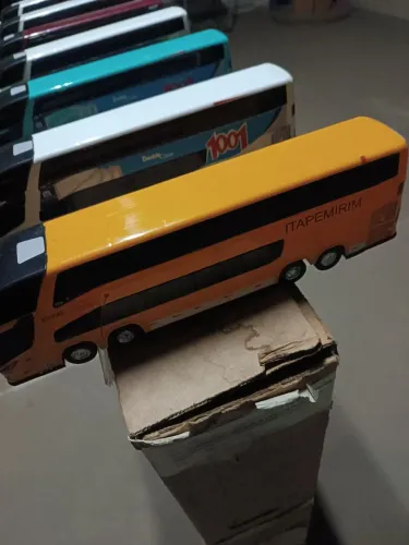 Miniatura de ônibus