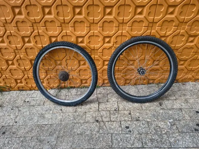 Rodas de Bicicleta Aro 26 - Completas, ótimas; catraca c/ 05 velocidades