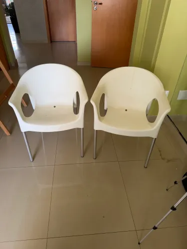 Par de Cadeiras de Polipropileno Brancas com Pés de Metal