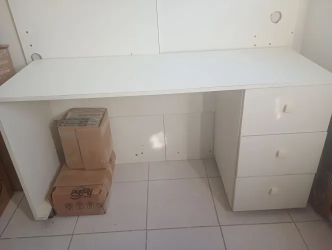 Escrivaninha 100% MDF com rodinhas