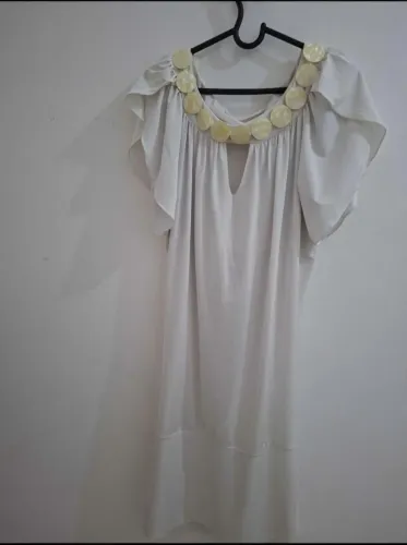 Vestido curto para festa com decote em V