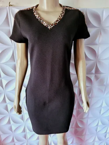 vestido curto preto com gola V e detalhes em estampa de oncinha nos ombros e decote