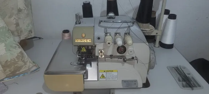 Máquina Overloque industrial Singer 321c 