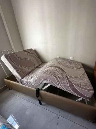 Cama hospitalar elétrica com controle