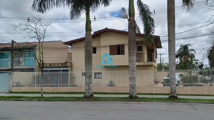 Sobrado no Centro | 200m² | 3 suítes, sendo 2 com sacada e 1 com terraço | 3 Vagas de gara