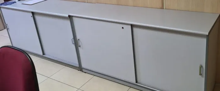Móveis para Escritório Mesa Cadeira Armário Estantes Aço