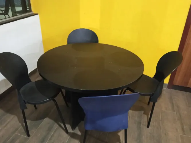 Mesa semi nova em MDF
