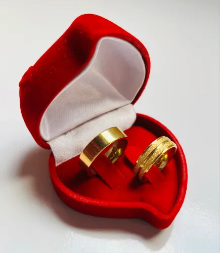 Par de Alianças Reta 6mm & Diamantada Frisos 6mm; Banho de Ouro 18k