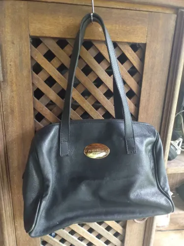 Bolsa Amarela em couro preta: clean e elegante!