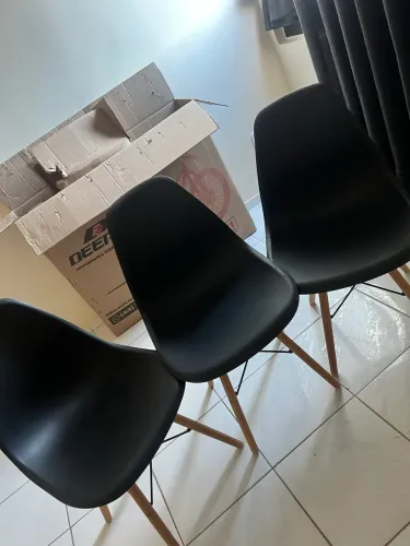 3 cadeiras pouco usadas, sem avarias 240,00 pra vender logo!