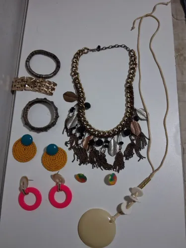 Conjunto de colares e brincos femininos