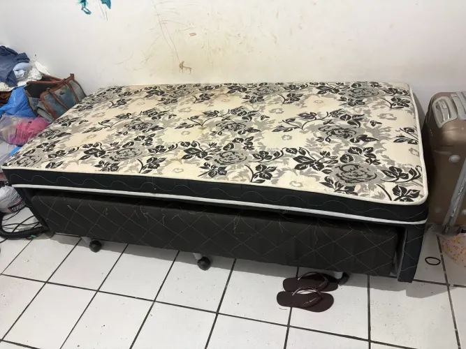 Cama de solteiro com auxiliar 