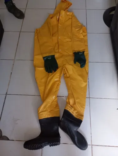 Macacão para saneamento com bota e luva acoplado