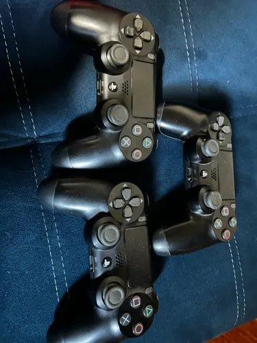 3 Controles originais PS4 + base carregadora 