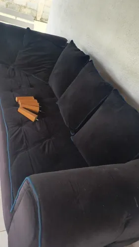 Sofá preto de veludo com almofadas