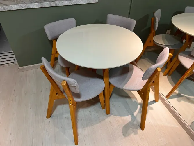 Mesa de jantar 90cm em madeira maciça + 4 Cadeiras.