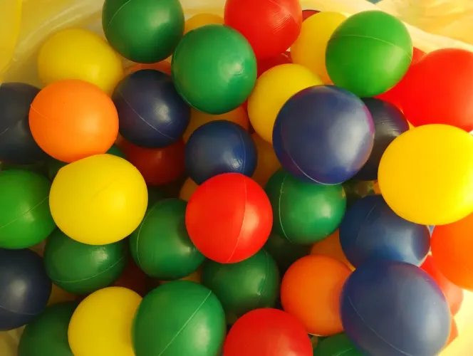 Preço imbatível - 60 bolinhas de piscina coloridas