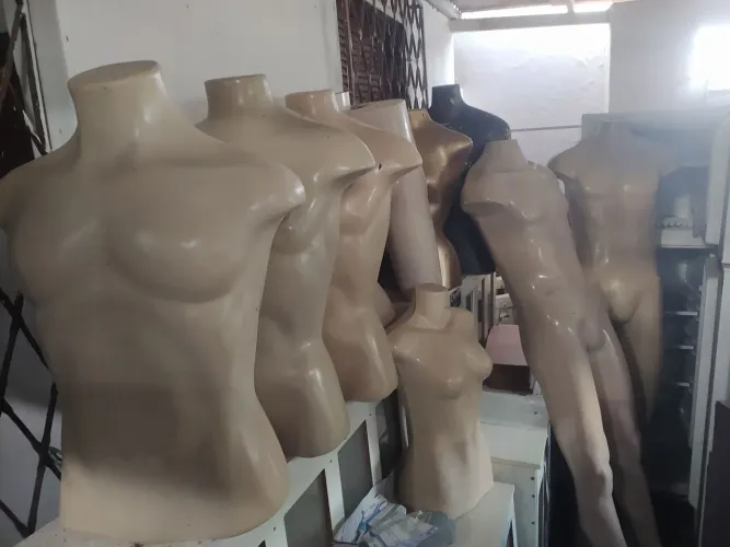 12 manequins