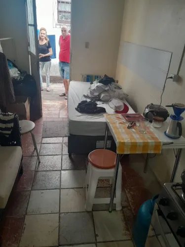 Alugo uma peça fundos