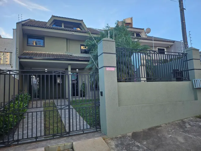 Triplex comercial ideal para consultórios médicos 260m³ - uma quadra do Fórum - área nobre