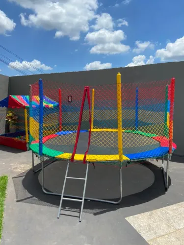 Cama elástica e piscina de bolinha