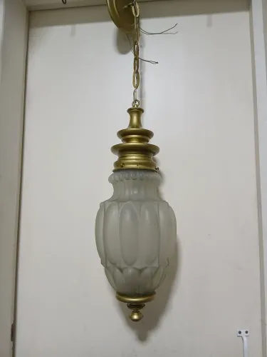 Lustre pendente em metal pintado