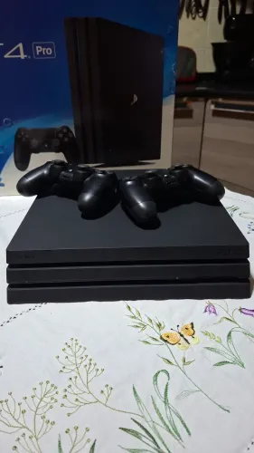 Ps4 pro 1tb + 2 controle + base de refrigeração