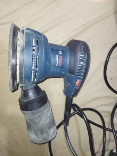 Vendo lixadeira elétrica Rotoorbital marca Bosh duas vezes usada.