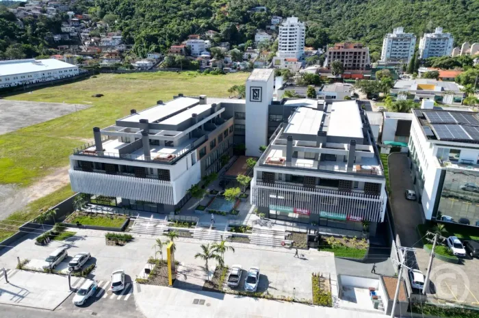 More em um apartamento amplo, moderno e mobiliado em Florianópolis