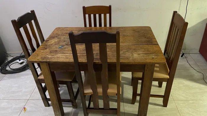 Mesa de jantar de madeira 